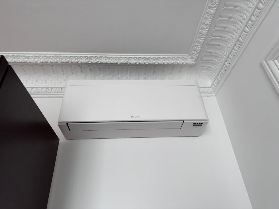 Pompe à chaleur air/air intégrée sur mur avec moulures