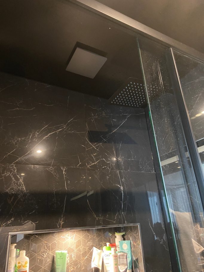 Ventilation double flux dans salle de bain design